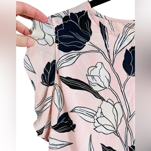 Banana Republic ruffle sleeve floral blouse, Size 2, pink, Feminine Office - Picture 4 of 6